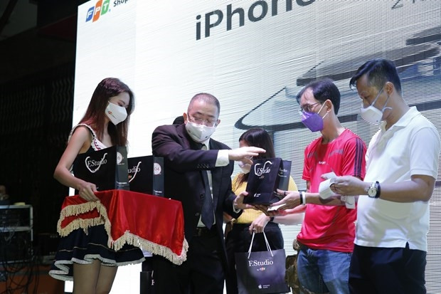 Mo ban iPhone 13 chinh hang tai Viet Nam: Vang ve nhung khong am dam hinh anh 2