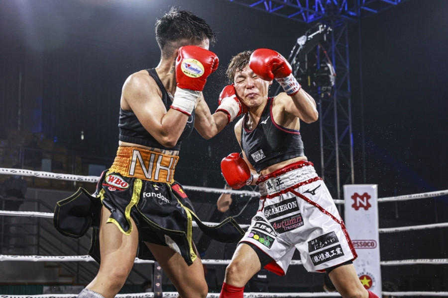 Etsuko Tada dính đòn của Thu Nhi trong trận đấu hôm 23/10