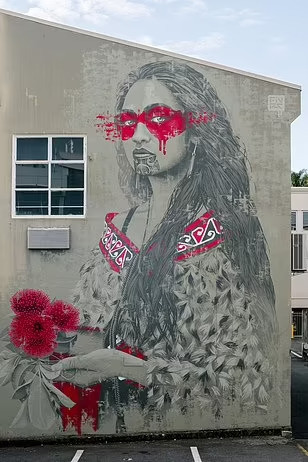 Nghệ sĩ đường phố gây sốt với tranh tường cao ngất - Ảnh 12.