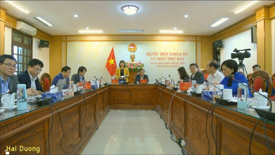 Đại biểu Nguyễn Thị Việt Nga thảo luận trực tuyến tại điểm cầu Hải Dương. Ảnh: Quốc hội
