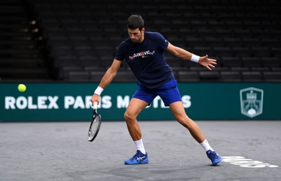 Djokovic tập luyện trước ngày dự giải Paris Masters 2021. (Ảnh: Getty). 