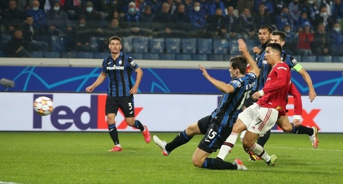 Ronaldo ghi bàn vào lưới Atalanta