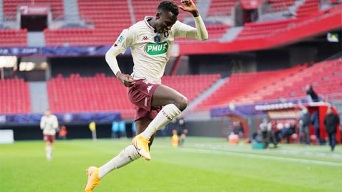 Pape Sarr sẽ khoác áo Tottenham từ mùa sau