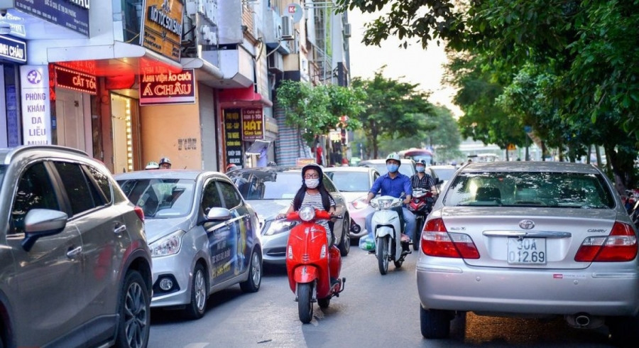 TP Hà Nội cần xoá bỏ tất cả các điểm đỗ xe trên lòng đường, vỉa hè để hạn chế phương tiện cá nhân, cách dễ nhất là tiếp tục chia đường cho xe công cộng (bao gồm bus, taxi, xe hợp đồng).