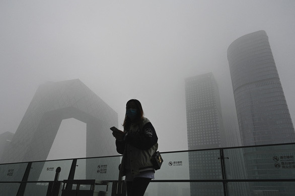 Sương mù ô nhiễm bao phủ thủ đô Trung Quốc - Ảnh 1.