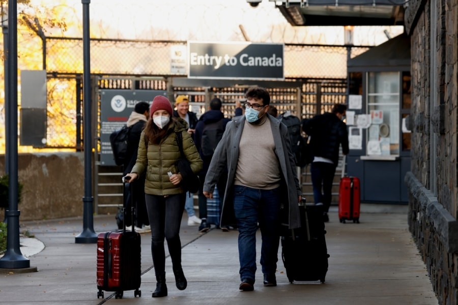 Du khách từ Canada tới Mỹ hôm 8/11, sau khi Mỹ mở cửa đón khách quốc tế. Nguồn: Reuters