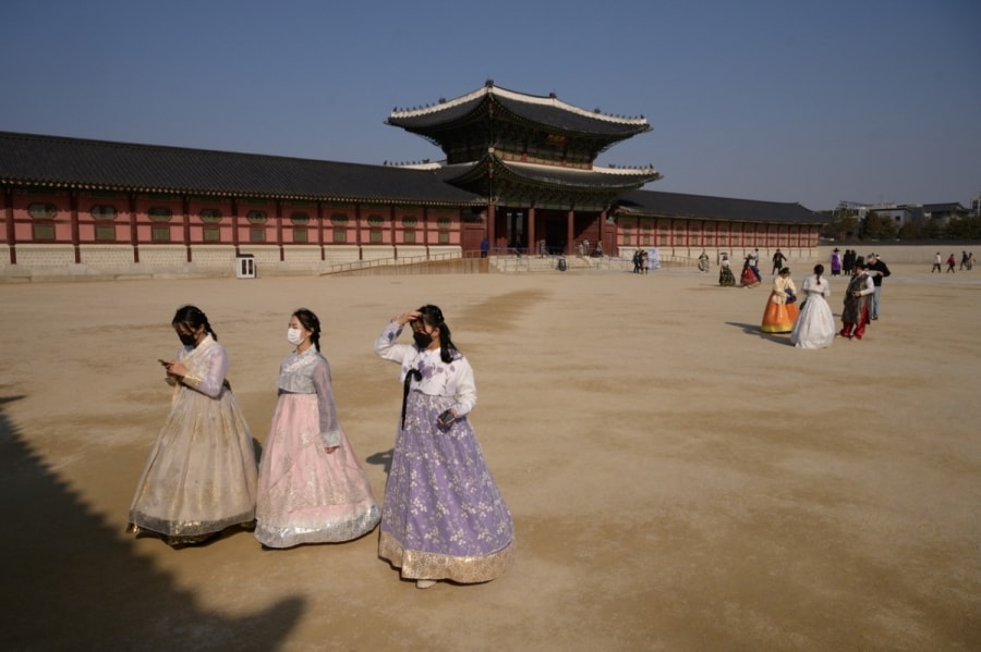 Du khách đeo khẩu trang tham quan cung điện Gyeongbokgung tại Seoul, Hàn Quốc hồi tháng 2/2020. Nguồn: AFP