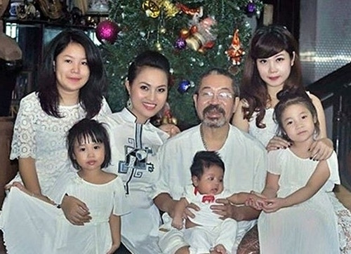NSND Lê Hùng U70 hạnh phúc bên vợ trẻ kém 32 tuổi và 5 con - 1