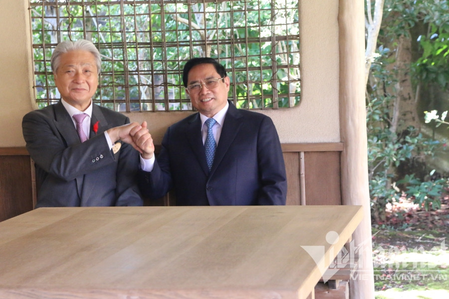 Thủ tướng chiêm ngưỡng cây tùng 550 tuổi và ngôi nhà không đinh ở Tochigi