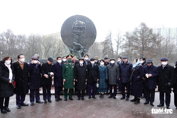 Chủ tịch nước viếng tượng đài Chủ tịch Hồ Chí Minh tại Matxcơva trong mưa tuyết - Ảnh 6.