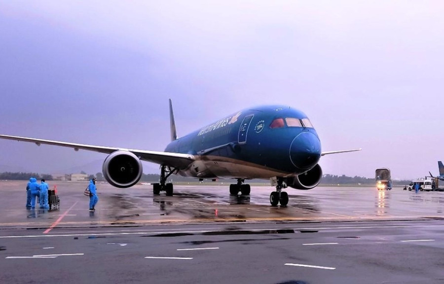 Chuyến bay thẳng thường lệ đầu tiên từ Mỹ về Việt Nam của Vietnam Airlines đã hạ cánh tại sân bay Đà Nẵng vào sáng 1/12. (Ảnh: CTV/Vietnam+)