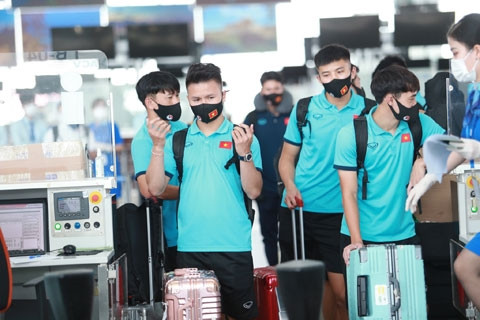  Các tuyển thủ làm thủ tục xuất cảnh tại sân bay Tân Sơn Nhất   Ảnh: CTV