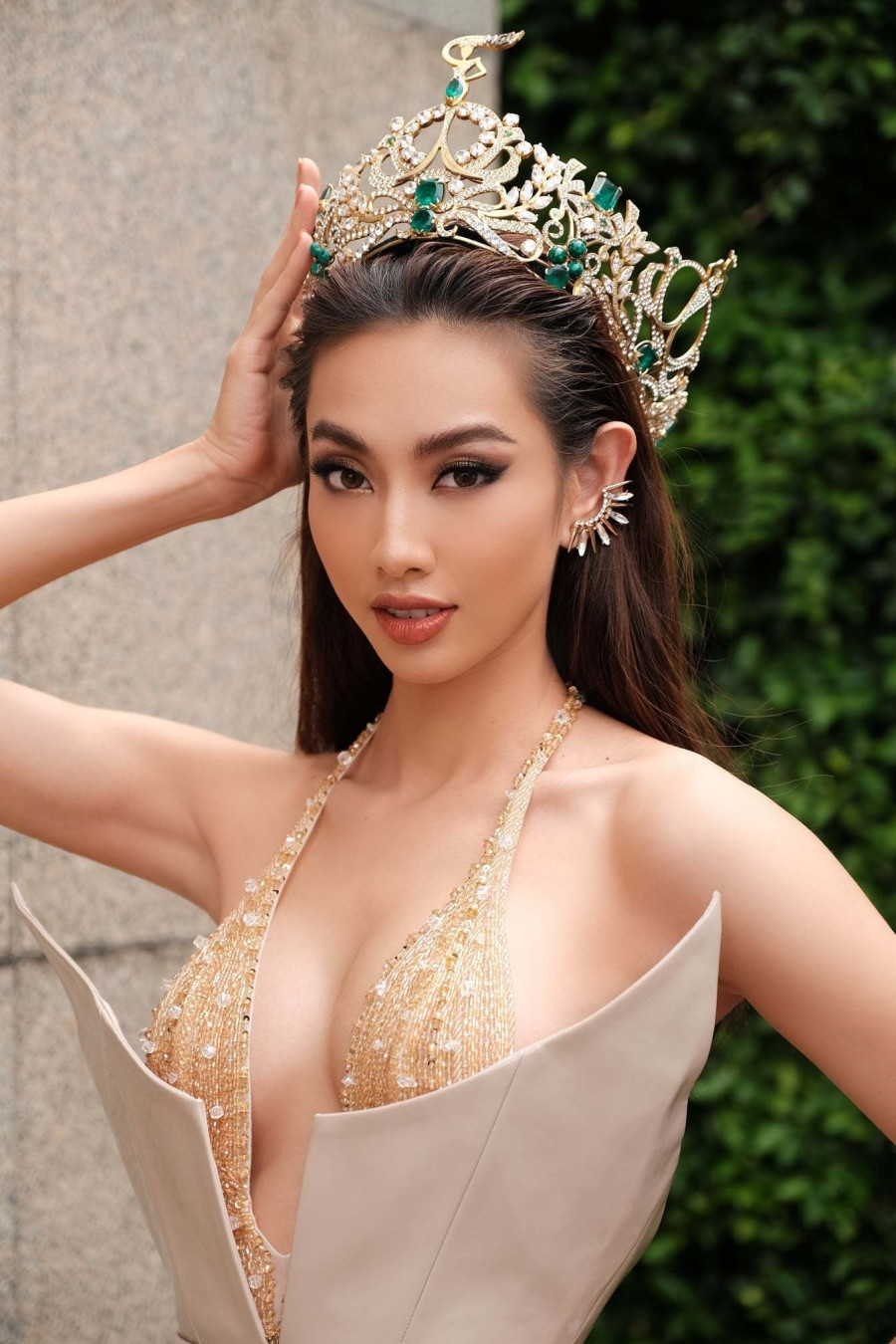 Hoa hậu Thùy Tiên khoe vòng 1 sexy táo bạo sau đăng quang