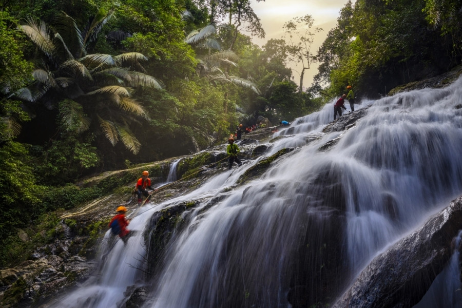 Tour trekking xuyên rừng kết hợp vượt thác là sản phẩm mới tại Quảng Bình. Nguồn: Netin Travel