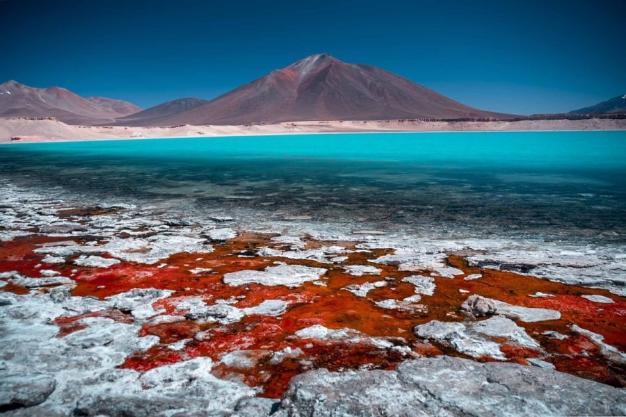 Nằm trong bình nguyên Atacama ở phía Bắc Chile,  có khí hậu rất khô hạn, với hiện tượng tuyết rơi chỉ xảy ra vào mùa đông và tại đỉnh núi. Hiện chưa ghi nhận một vụ phun trào nào ở ngọn núi này.