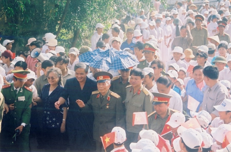 Đại tướng Võ Nguyên Giáp trong một lần về thăm quê hương tại huyện Lệ Thủy, tỉnh Quảng Bình. (ảnh tư liệu)