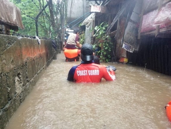 Bão Rai đã suy yếu sau khi đổ bộ vào Philippines - Ảnh 3.