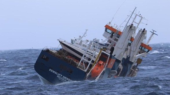 Tàu hàng nhưng chở người, tai nạn thảm khốc xảy ra ở Madagascar - Ảnh 1.