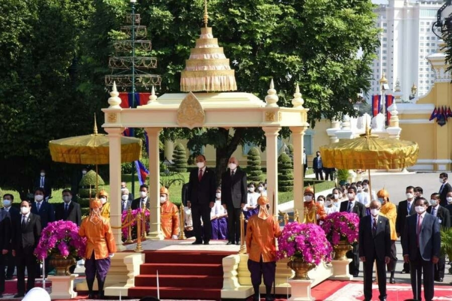 Ngay sau khi đến Thủ đô Phnom Penh, tại Hoàng Cung Campuchia, Quốc vương Norodom Sihamoni đã chủ trì lễ đón trọng thể Chủ tịch nước Nguyễn Xuân Phúc và Đoàn cấp cao Việt Nam. 