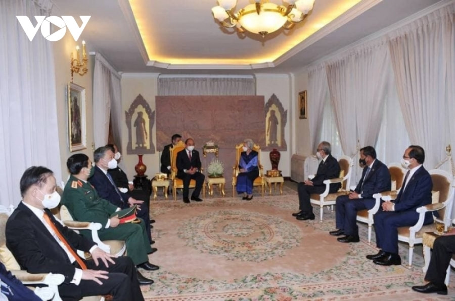 Cũng trong sáng 21/12, Chủ tịch nước Nguyễn Xuân Phúc và Đoàn đại biểu cấp cao Nhà nước Việt Nam đã đến thăm Hoàng Thái hậu Norodom Monineath Sihanouk.