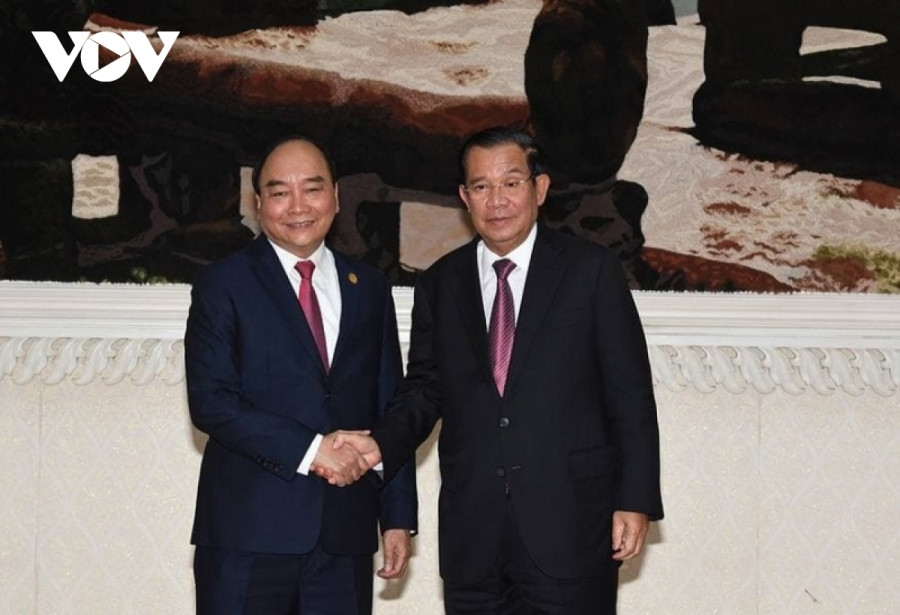 Tiếp đó, Chủ tịch nước Nguyễn Xuân Phúc đã hội kiến với Thủ tướng Campuchia Hun Sen. Hai bên nhất trí đẩy mạnh kết nối hai nền kinh tế, bao gồm cả kết nối cứng và kết nối mềm, nhất là giao thông vận tải, viễn thông, thương mại, đầu tư, tài chính, ngân hàng, hợp tác giữa các địa phương; đồng thời thúc đẩy hợp tác giữa các tỉnh giáp biên. Hai bên khẳng định ủng hộ nỗ lực sớm hoàn thành “Quy hoạch tổng thể Kết nối hai nền kinh tế Việt Nam – Campuchia đến năm 2030”.