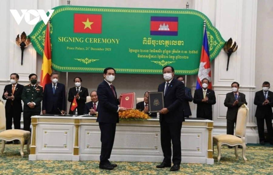 Sau cuộc gặp, Chủ tịch nước Nguyễn Xuân Phúc và Thủ tướng Hun Sen đã cùng chứng kiến Lễ ký kết 7 văn kiện hợp tác giữa hai Chính phủ và các Bộ, ngành hai nước, trong đó có Biên bản Kỳ họp lần thứ 19 Uỷ ban hỗn hợp Việt Nam-Campuchia và các văn kiện hợp tác trong lĩnh vực an ninh, quốc phòng, hợp tác biên giới, thương mại, giáo dục và tư pháp.