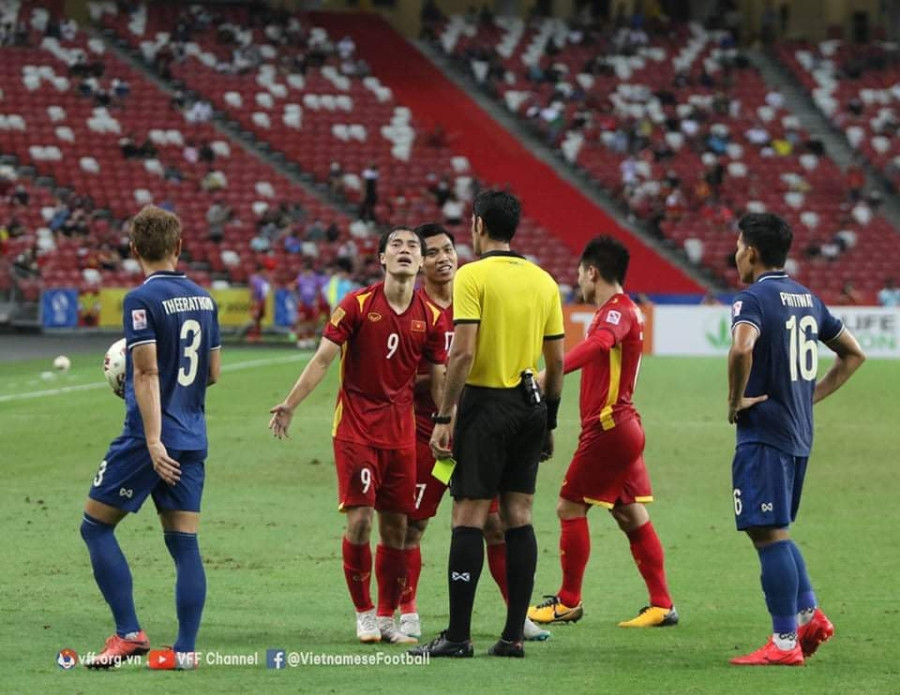 Cầu thủ Việt Nam bị ức chế trước các quyết định của trọng tài - Ảnh: VFF 