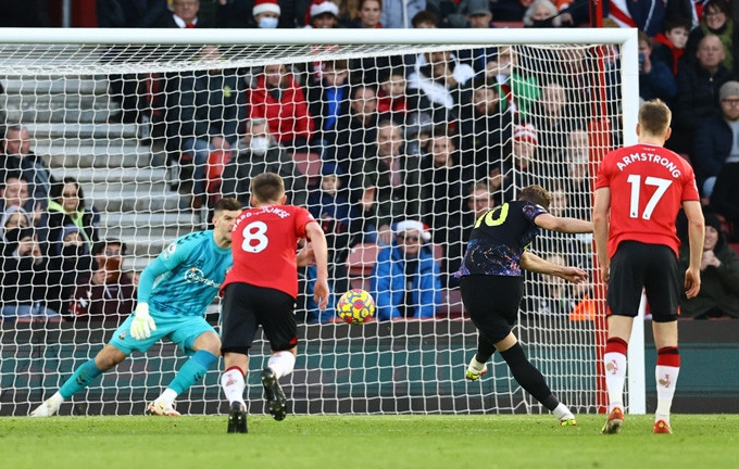 Kane gỡ hòa 1-1 cho Tottenham trên chấm 11m ở phút 41