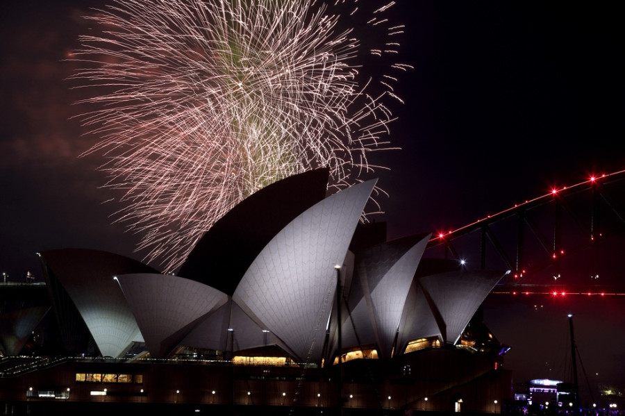 Thế giới chào đón Năm mới 2022: Pháo hoa thắp sáng Sydney lần đầu tiên sau 2 năm - Ảnh 1.