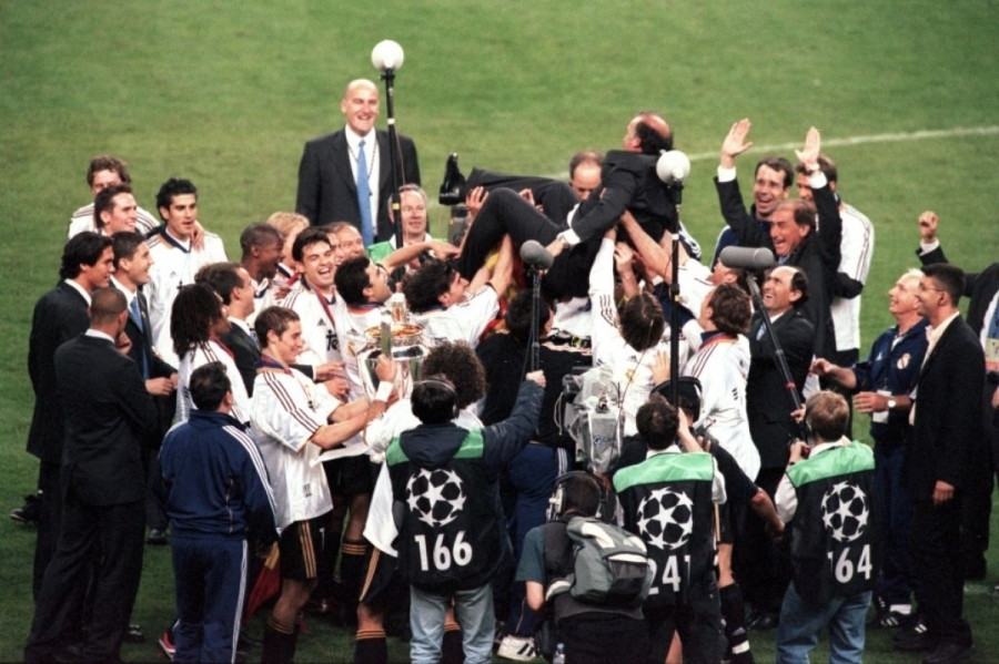 HLV Vicente Del Bosque cùng Real Madrid vô địch Champions League (Ảnh: Getty).