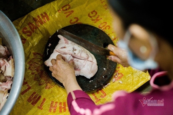 Mục sở thị nơi sản xuất bánh độc nhất Việt Nam, ra lò là bán hết