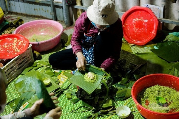 Mục sở thị nơi sản xuất bánh độc nhất Việt Nam, ra lò là bán hết