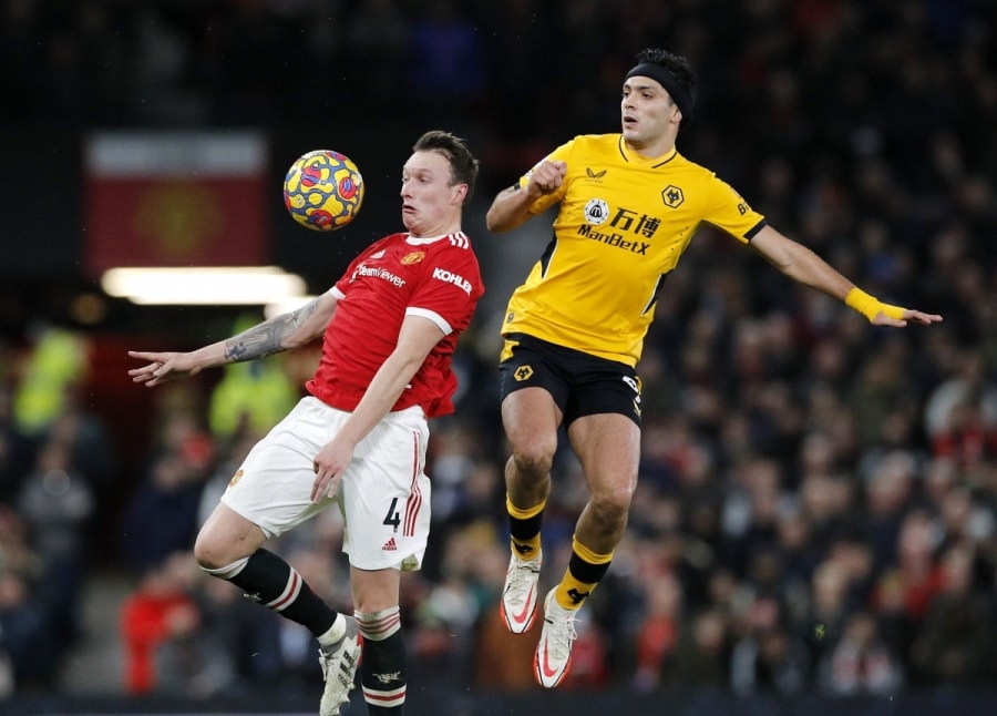 Phil Jones lần đầu ra sân thi đấu cho đội 1 MU sau gần 2 năm vắng mặt vì chấn thương. (Ảnh: Reuters)