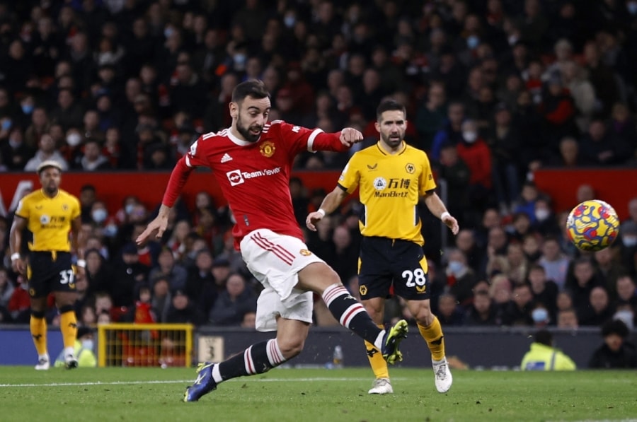 Bruno Fernandes dứt điểm dội xà ngang. (Ảnh: Reuters)