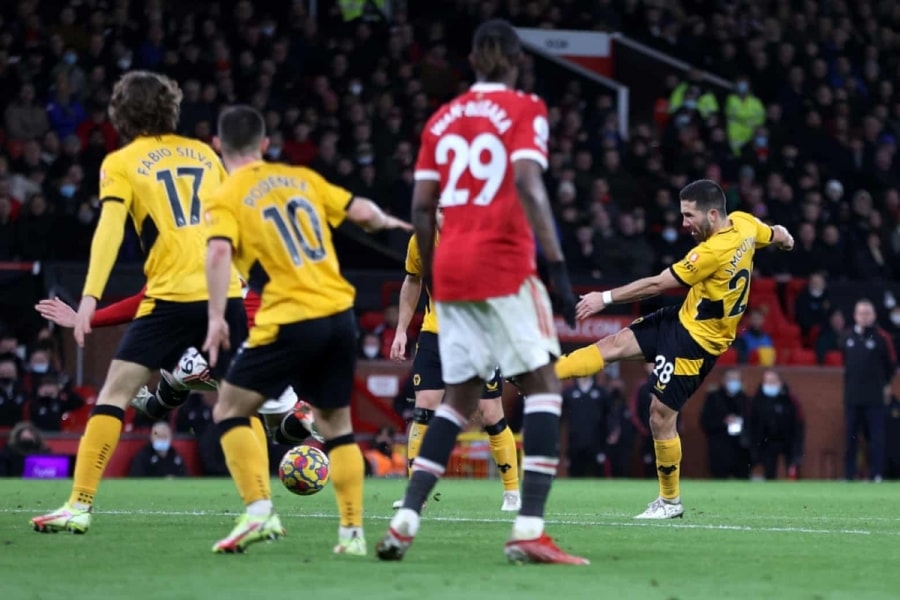 Joao Moutinho sút tung lưới MU. (Ảnh: Reuters)