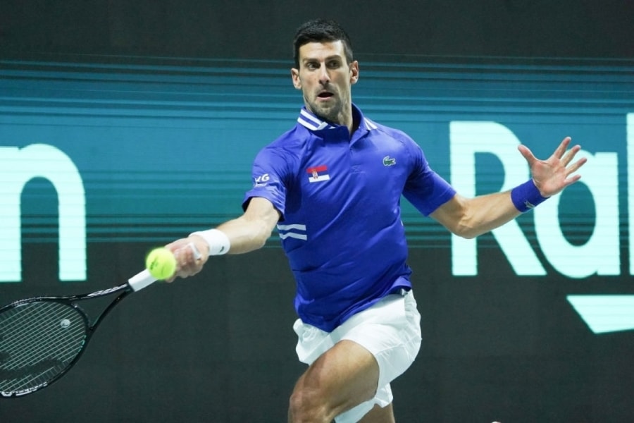 Novak Djokovic đã bị Lực lượng biên phòng Australia tạm giữ để chờ trục xuất vì thị thực nhập cảnh bị hủy do không đáp ứng các yêu cầu nhập cảnh (Ảnh: Getty).