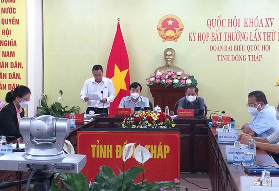 Đại biểu Phạm Văn Hòa tham gia thảo luận tại điểm cầu tỉnh Đồng Tháp (Ảnh: Báo Đồng Tháp)