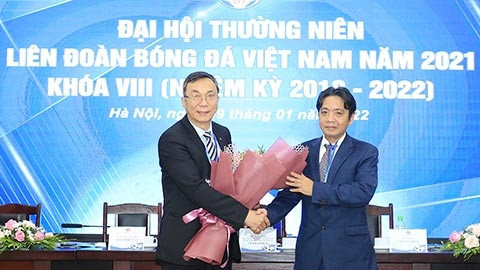 Thứ trưởng Bộ VH-TT&DL Hoàng Đạo Cương chúc mừng Quyền Chủ tịch VFF Trần Quốc Tuấn
