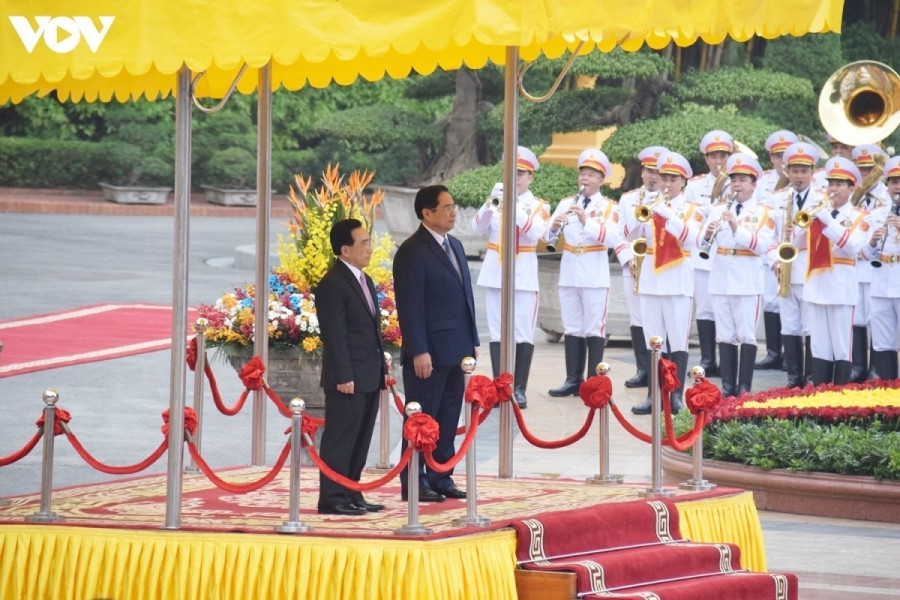 Sáng 8/1, Thủ tướng Phankham Viphavanh cùng đoàn đại biểu cấp cao của Lào bắt đầu chuyến thăm chính thức tại Việt Nam. Thủ tướng Phankham Viphavanh là nhà lãnh đạo cấp cao đầu tiên thăm nước ta trong năm 2022.  Thủ tướng Phạm Minh Chính chủ trì lễ đón chính thức Thủ tướng Lào. (Ảnh: Vũ Khuyên)
