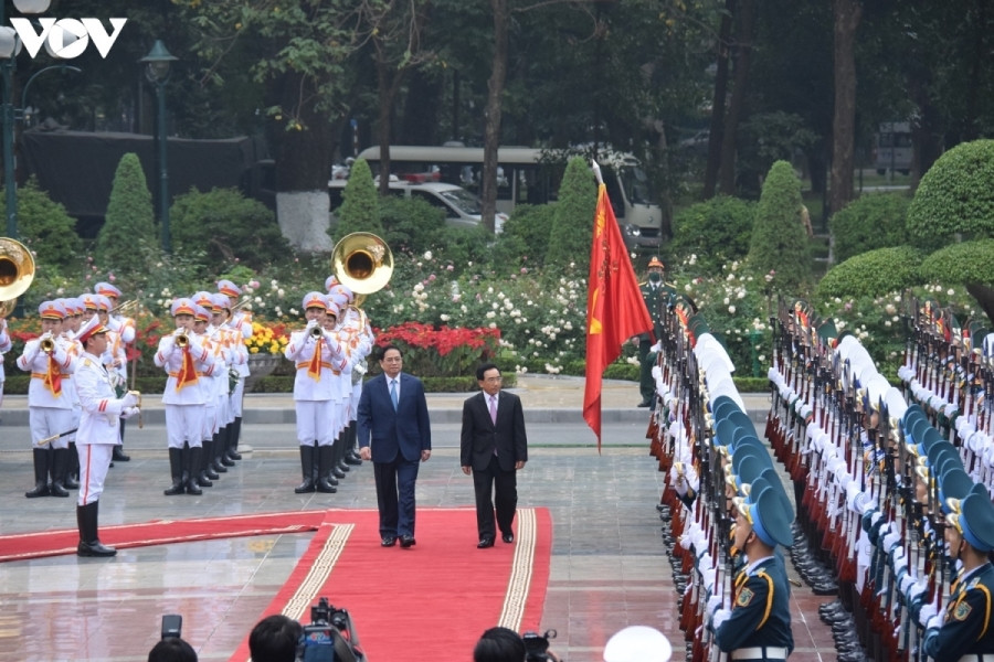 Lễ đón Thủ tướng Lào Phankham Viphavanh được tổ chức trọng thể tại Phủ Chủ tịch. Trong ảnh: Hai nhà lãnh đạo duyệt đội danh dự Quân đội Nhân dân Việt Nam. 