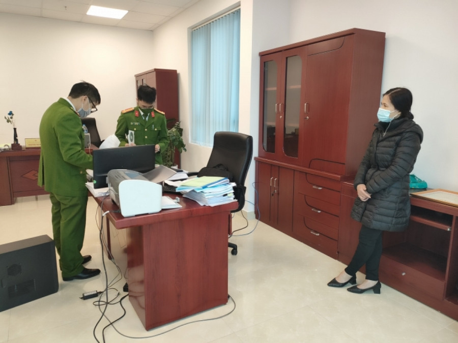 Các cán bộ Công an tỉnh Bắc Giang khám xét nơi làm việc của Nguyễn Thị Song Hà.