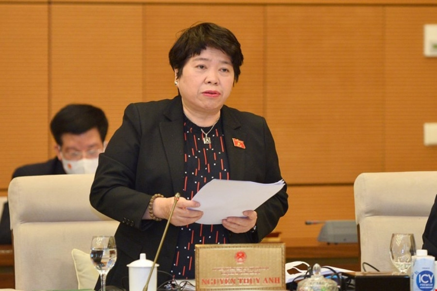 Bà Nguyễn Thúy Anh – Chủ nhiệm Ủy ban Xã hội trình bày báo cáo tại phiên họp. Ảnh: Quốc hội