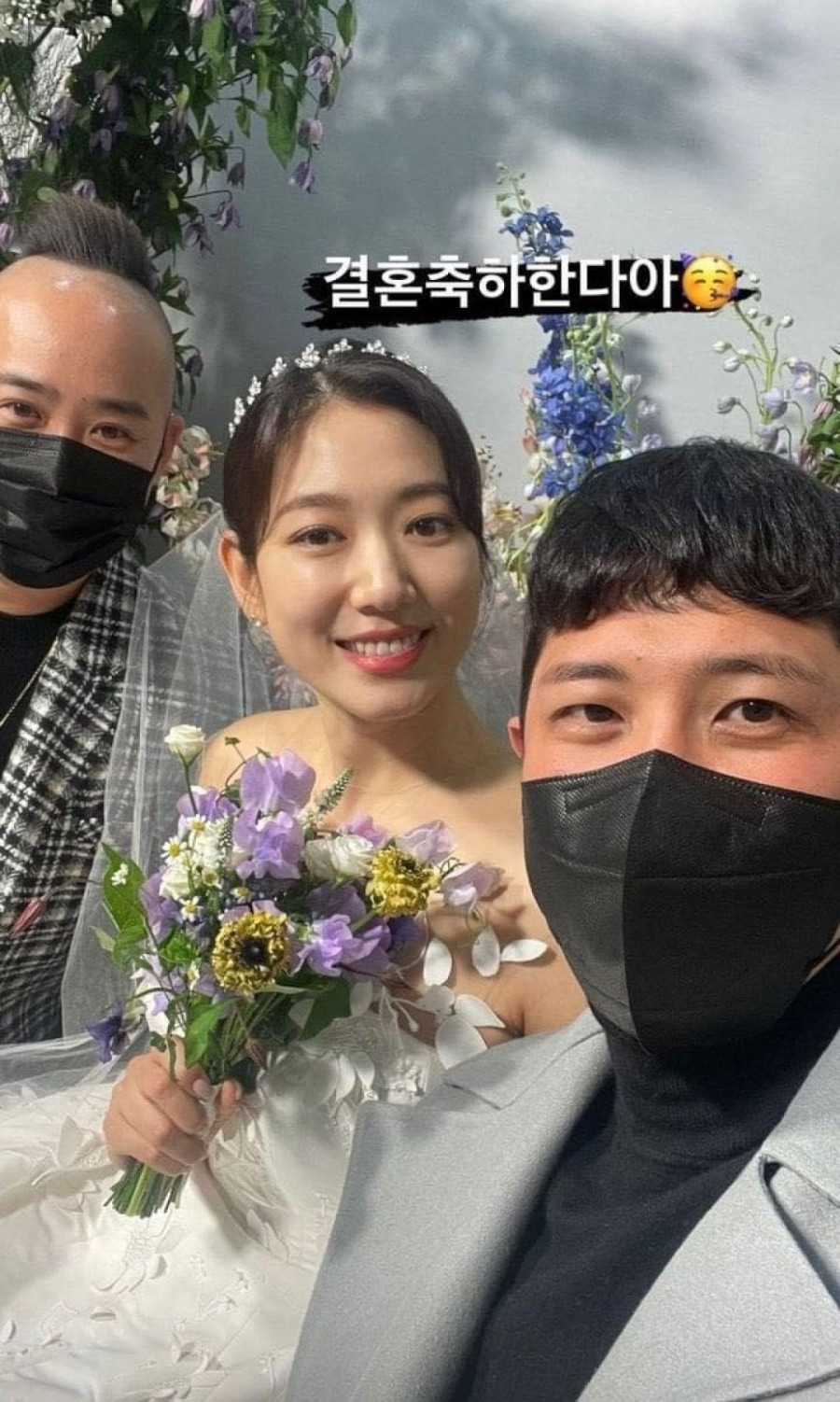 Bạn bè thân thiết chụp ảnh với cô dâu Park Shin Hye.