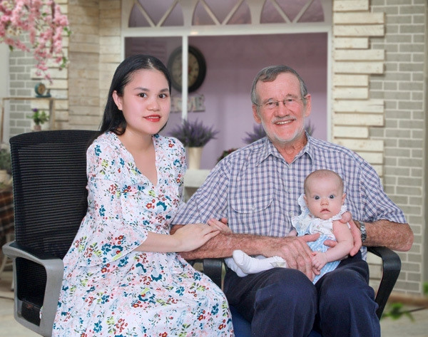 Cô gái Việt lấy chồng Tây chênh 40 tuổi, phải nói dối là 'bố của bạn trai'