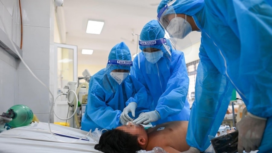 Nhân viên y tế đang tích cực điều trị cho bệnh nhân Covid-19.