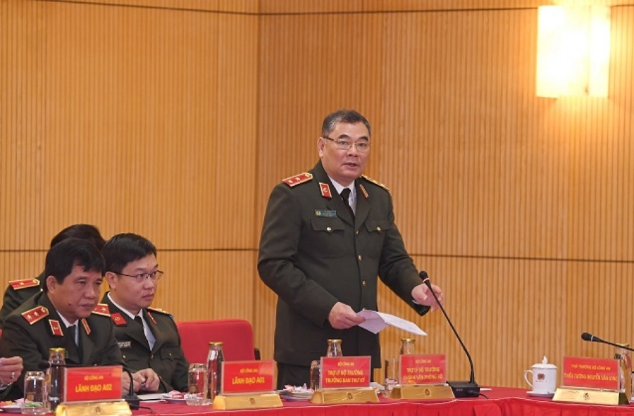 Trung tướng Tô Ân Xô, Chánh Văn phòng, Người phát ngôn Bộ Công an trình bày báo cáo tại hội nghị.