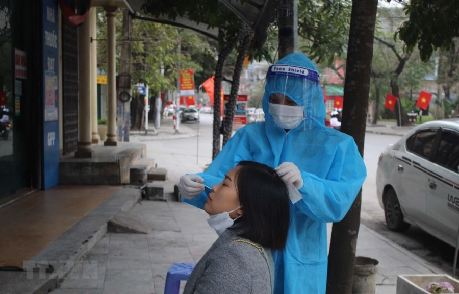 Nhân viên y tế lấy mẫu xét nghiệm COVID-19 cho người dân thành phố Thanh Hóa hôm 5/2. (Ảnh: Nguyễn Nam/TTXVN)
