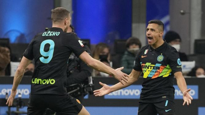 Dzeko và Sanchez cùng nhau lập công ở trận Inter vs Roma