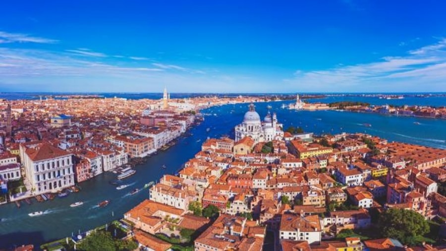 Venice (Italy) dự kiến vào tháng 6/2022 sẽ tính phí du khách từ 3 - 10 EUR, tùy thuộc vào mức độ đông đúc của thành phố vào thời điểm đó. Du khách có thể tham quan trong tối đa 7 ngày liên tục và chỉ phải trả phí cho 3 ngày. Tuy nhiên, 3 ngày đó sẽ là những ngày có mức thuế cao nhất; vì vậy một chuyến thăm Venice kéo dài 1 tuần có thể kéo theo khoản phí 30 EUR trong mùa cao điểm. Ảnh: Pawel.gaul/E+