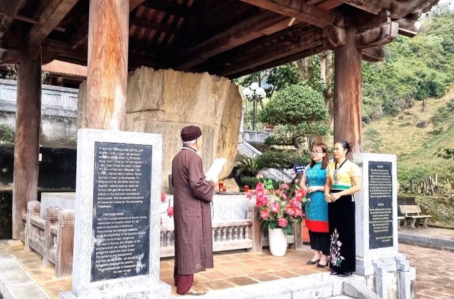 [Photo] Den tho Vua Le Loi - diem den hap dan du khach ngay dau nam hinh anh 2